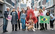 Mit Sambatänzerin auf der Zürcherstrasse: Fasnächtler und Beizer, die an der Vorstadt-Fasnacht dabei sind. (Bild: Reto Martin)