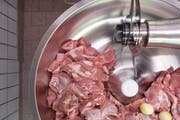 Von 248 Proben von Fleischprodukten im Kanton st.Gallen, die zwischen 2013 und 2016 unter die Mikroskope genommen wurden, enthielten 15 nicht nur die angegebenen Fleischarten. (Bild: KEYSTONE)