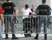 Zunehmend im Fokus: Private Sicherheitsunternehmen werden von Seiten der Schweizer Fanarbeiter kritisiert. (Bild: Archiv/Keystone)