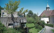 Mehr als bloss ein Provisorium: In idyllisches Grün gebettetes Sterbehospiz direkt neben der Heiligkreuz-Kirche in St. Gallen. (Bild: Ralph Ribi)