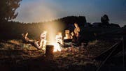 Pfadis am wärmenden Lagerfeuer. (Bild: Florian Koller)