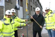 Geschäftsführer Peter Schnückel schlägt symbolisch die ersten Pfähle für die Abschrankung ein. (Bild: PD)