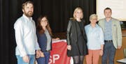 Felix Birchler, Maria Pappa, die scheidende Präsidentin Monika Simmler und die beiden weiteren Vizepräsidenten Ursula Graf und Arber Bullakaj (von links) am Parteitag in Buchs. (Bild: Adi Lippuner)