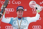 Ein strahlender Sieger: Beat Feuz gestern nach seinem Triumph beim Weltcup-Finale in Schweden. (Bild: Johann Groder/Keystone (14. März 2018))