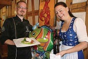 Die Wirtsleute Claudia Turisser und Fabian Hartmann freuen sich, die Auszeichnung «Goldener Fisch» bekommen zu haben. (Bild: Peter Mesmer)
