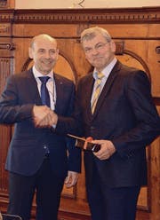 Jürg Wipf (links) bedankte sich bei seinem Vorgänger Ernst Studer für dessen geleistete Arbeit. (Bild: Caro Nadler)