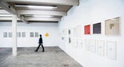 Monochrome Farbflächen, flüchtige Improvisationen: Kunstwerke von Alfred Sturzenegger. (Bild: Urs Bucher)