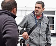 Wiga-Bauchef René Hitz aus Grabs im Gespräch mit einem Zeltbauer auf dem Buchser Marktplatz. (Bild: Heini Schwendener)