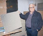 Fredy Iseli präsentiert seine Wabentechnologie. (Bild: Rahel Haag)