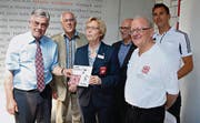 SSV-Präsidentin Dora Andres überreichte gestern den Partnern des Standorts Teufen das Label: (v. l.) Armin Sanwald (VR-Präsident Schiesssportzentrum Teufen), Gemeindepräsident Walter Grob, Hans Höhener, Peter Gloor (Initiant), Rene Vicini (Leiter Sportschule Appenzellerland). (Bild: pk)