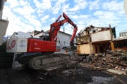 Der Abbruch des rund 130-jährigen Hauses an der Bahnhofstrasse 9 in Buchs hat begonnen. Hier ein Blick aus Süden auf die Abbrucharbeiten. (Bild: Hans Rohner)