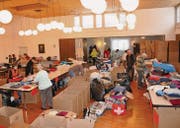 Emsiges Begutachten und Sortieren am Samstagmorgen im Pfarreizentrum Bendlehn. Was man nicht sieht: Im Vorraum hat es noch sehr viele zusätzliche Säcke und Kisten mit Kleidern, Spielwaren und Hygieneartikeln. Die Sammelaktion dauert noch den ganzen Monat. (Bilder: eg)