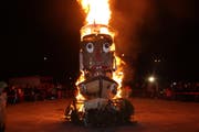 Fertig lustig: Der fünf Meter hohe und 400 Kilogramm schwere «Füürlizapfen» wurde in kurzer Zeit ein Raub der Flammen. (Bild: Simon Dudle)