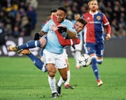 Überlaufen: Basels Taulant Xhaka muss sich gegen Raheem Sterling (vorne) mit Händen und Füssen wehren. (Bild: Georgios Kefalas/KEY)