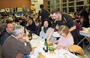 En Guete: Ein Turner serviert den Gästen das Essen. (Bild: Manuela Olgiati)