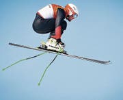 Ein Appenzeller im Höhenflug: Marc Bischofberger in perfekter Haltung über einem der vielen Sprünge (links) und auf der Silberfahrt im Final (rechts) mit dem nachmaligen Olympiasieger Brady Leman. (Bilder: Keystone, EPA)