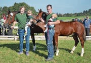 Mutter Amazona und ihr Siegerfohlen Flaia mit der Züchterfamilie Stefanie und Norbert Kuster und den Kindern Livia und Fabienne. pd (Bild:)