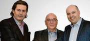 Zufriedene Gesichter: Dieter Max Schenk (links) und Thomas Feller (rechts) von der Kanawai AG mit dem bisherigen Inhaber von Infowilplus, Niklaus Jung (Mitte). (Bild: PD)