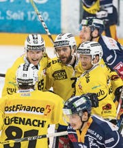 Jubel bei den Bernern Thomas Rüfenacht, Ramon Untersander, Andrew Ebbett und Ryan Lasch (von links). (Bild: Alexandra Wey/KEY)