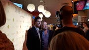 Philip Andrew Trümpi (l.) posiert mit Regisseur Sebastian Goder an der Premiere zu «Die Liebe deines Lebens» in München. (Bild: Ralf Rüthemann)