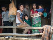 Tek Barandur Thani mit seinem Sohn (vorne), seinen Eltern und der geretteten Tochter. (Bild: Benjamin Manser (SRK / Benjamin Manser))