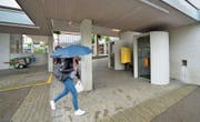Diesen Platz beim offenen Bücherschrank und der zweiten ehemaligen Telefonkabine will die Gemeinde neu gestalten. (Bild: Mario Testa)
