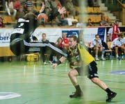 Gossaus Holger Hug musste nach der roten Karte gegen Gabor Busa im Tor bleiben und hatte gegen die Konter von Raphael Linger kein Mittel. (Bild: Coralie Wenger)