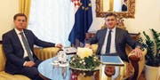 Der slowenische Premier Miro Cerar (links) und sein kroatischer Amtskollege Andrej Plenkovic in Zagreb. (Bild: Antonio Bat/EPA (19. Dezember 2017))