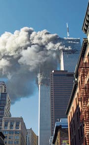 Der Terroranschlag vom 11. September 2001, hier auf die Türme des World Trade Centers, veränderte nicht nur die reale Welt. Sondern beflügelte auch Beschwörungstheoretiker. (Bild: Diane Bondareff/AP)