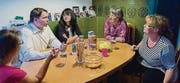 Gesprächsrunde: Claudia Rohner aus Kriessern, Andrea Fischer-Spalinger aus Heiden, Sandra und Markus Giger aus Horn (v.r.). Und Joanna. (Bild: Luca Linder)