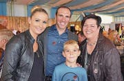 Profirennfahrer Michael Albasini (Mitte) posiert mit Ehefrau Corinne und Sohn Gian und Olympia-Bronze-Medaillengewinnerin Heidi Diethelm.