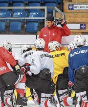 Gestern hielt Patrick Fischer (stehend) mit den Eishockey-Nationalspielern eine erste Trainingseinheit ab. (Bild: Andy Müller/Freshfocus)