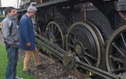 Prüfungsexperte Felix Heer wirft einen kritischen Blick unter den Heizkessel der Lokomotive C 5/6. (Bild: Fritz Heinze)