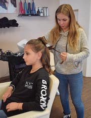 Im Coiffeurstudio Orieva in Buchs frisierten und schminkten sich die Mädchen gegenseitig unter Aufsicht der Kursleiter.