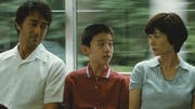 Die Schreibblockade ist Symptom für ein weitaus grösseres Problem des Schriftstellers Ryota Shinoda: seine Spielsucht. Sie ruinierte seine Ehe mit der pragmatischen Kyoko. Seinen 12-jährigen Sohn Shingo sieht er nur noch einmal im Monat. (Bild: pd)