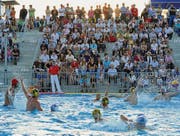 Das Finale am Samstagabend: Die Kreuzlinger Wasserballer in den weissen Badekappen besiegen Lugano deutlich. Die zahlreichen Fans auf der Tribüne freuten sich entsprechend. (Bilder: Daniela Ebinger)