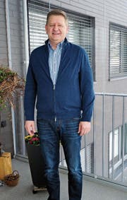 Ruedi Herzig bezog vor acht Jahren seine Wohnung. Und seitdem geht er jeden Morgen auf den Balkon. (Bild: Astrid Zysset)