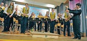 Die Musikantinnen und Musikanten der Musikgesellschaft Helvetia geniessen mit der scheidenden Dirigentin Yvonne Kohler ihren Applaus. (Bild: Rudolf Steiner)