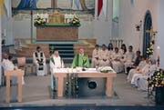 Dekan Josef Manser (rechts) verlas beim Einsetzungsgottesdienst von Pfarrer Emil Hobi den Auftrag des Bischofs. (Bilder: Beatrice Bollhalder)