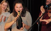 Die amtierende U20-Schweizer-Meisterin, Gina Walter aus Basel, gewann auch den 7. Poetry-Slam in Mostindien. (Bild: Christof Lampart)