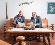 Bruno Eigenmann und Dieter Leopold lassen die Geschichte der Weiterbildung Mittelland AR Revue passieren. (Bild: Urs Bucher)