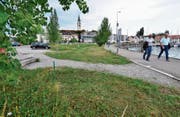 Promenieren am Hafen. Hier will Hermann Hess sein Hotelprojekt realisieren. Doch der Landverkauf an ihn ist umstritten. (Bild: Max Eichenberger)