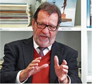 Unternehmer Walter Fust – Hauptaktionär der Starrag mit Hauptsitz in Rorschacherberg – in der Bibliothek Rorschach. (Bild: Fritz Bichsel)
