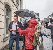 Jan Ullrich wird von etwa zwei Dutzend Journalisten vor dem Gerichtstermin in Weinfelden empfangen. (Bild: Thi My Lien Nguyen)