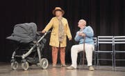 Lotti Zwingli als aktive Seniorin und Roland Duppenthaler als körperlich eingeschränkter, aber geistig fitter Senior spielen auf der Pentorama-Bühne verschiedene Alltagssituationen. (Bild: Yvonne Aldrovandi-Schläpfer)