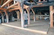 Der Leiter Hof-Zwischennutzung, Jacques Erlanger, im Dachstock, wo am Sonntag ein Konzert stattfindet. (Bild: Philipp Haag)