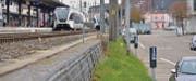 Hier wird es eng: Bis zum Grünstreifen reicht künftig das Aussenperron am Weinfelder Bahnhof. Der Abstand zur Schützenstrasse wird kleiner. (Bild: Mario Testa)