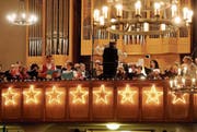 Der Konzertchor mit Kantor und Dirigent Cornelius Bader sowie den beiden Jodlern Martin Hersche und Annelies Huser. (Bild: Rudolf Steiner)