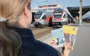 Das Ostwindkursbuch gibt es in Zukunft nicht mehr gedruckt, die kleinen, regionalen Busfahrpläne aber schon. (Bild: Hanspeter Thurnherr)