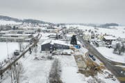 Wo bis vor kurzem das Schulhaus Breite stand, klafft jetzt ein Loch. Ab Frühling wird die neue Schulanlage gebaut. (Bild: Benjamin Manser)